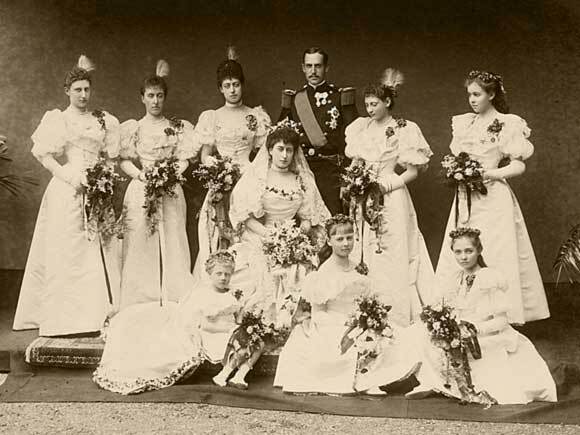 Daværende Prins Carl og Prinsesse Maud giftet seg 22. november 1896. Foto: Gunn & Stuart, London / De kongelige samlinger